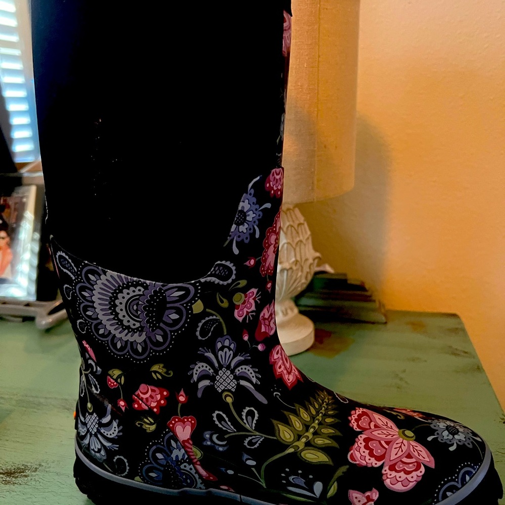 BOGS weatherproof boots! Great for outdoors!